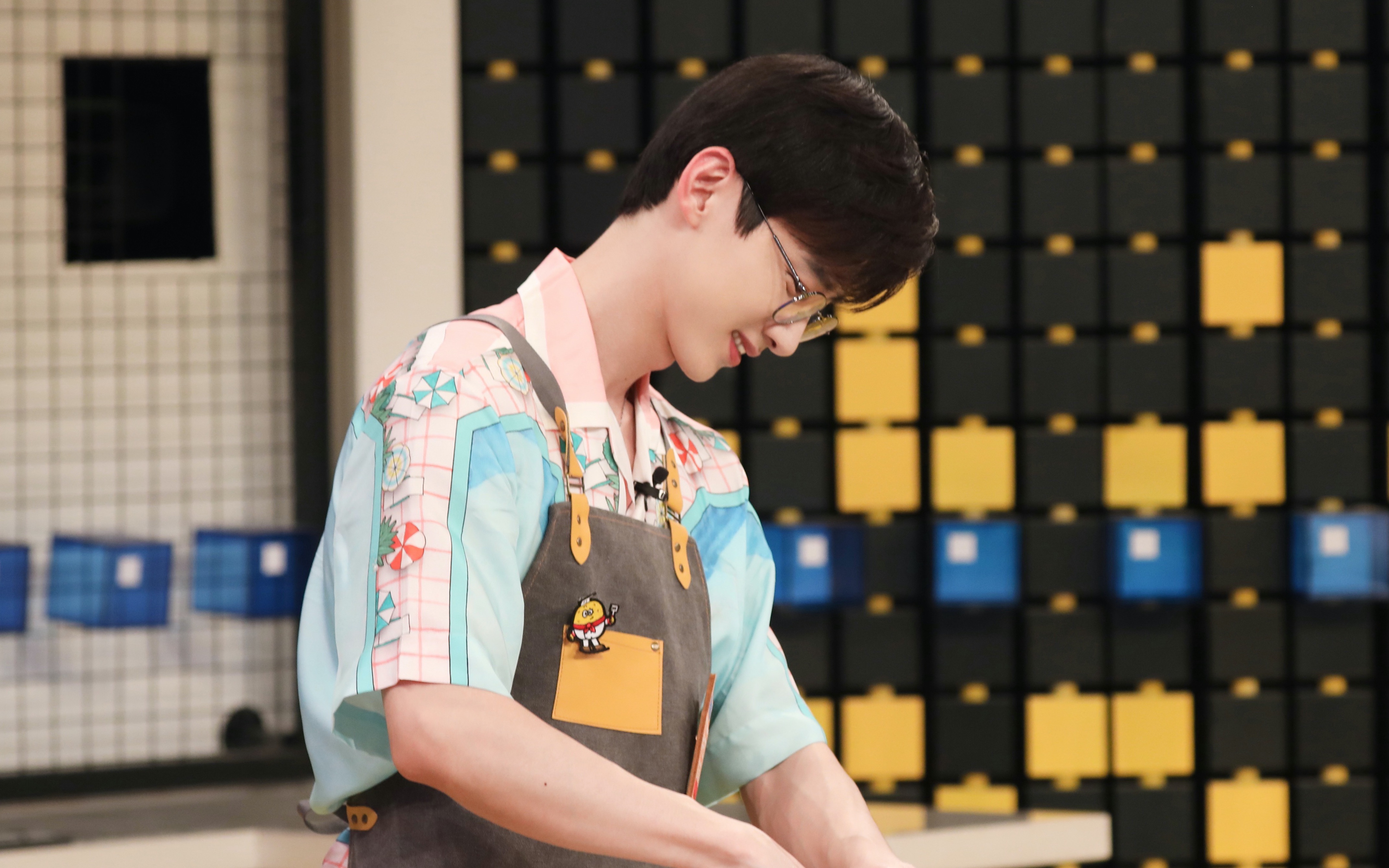 【白敬亭】帮厨白cut|眼镜白做饭太可了!