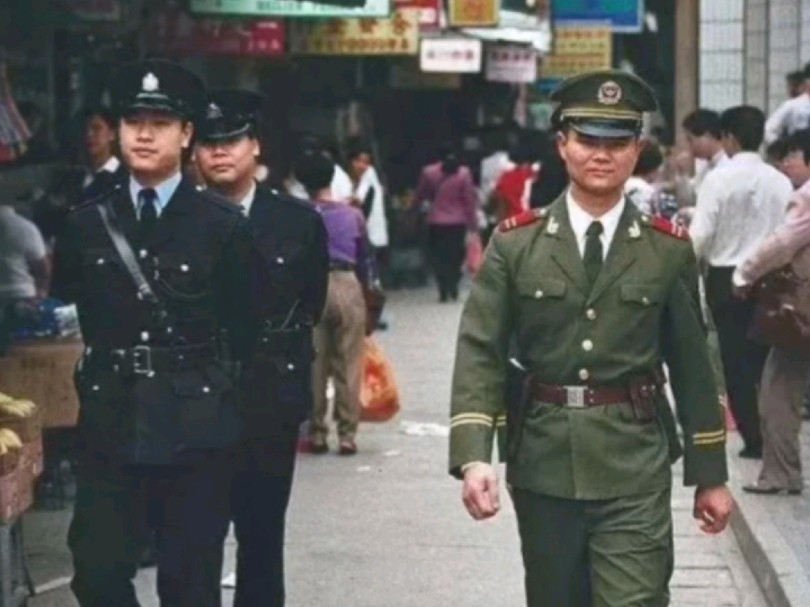 八十年代的深圳与香港的分界线,英国皇家警察与中国武警并肩巡逻.哔哩哔哩bilibili