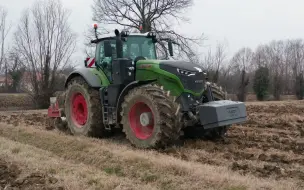 Tải video: 【4K】芬特（FENDT） 1050 Vario搭配耕深60cm的深松犁作业