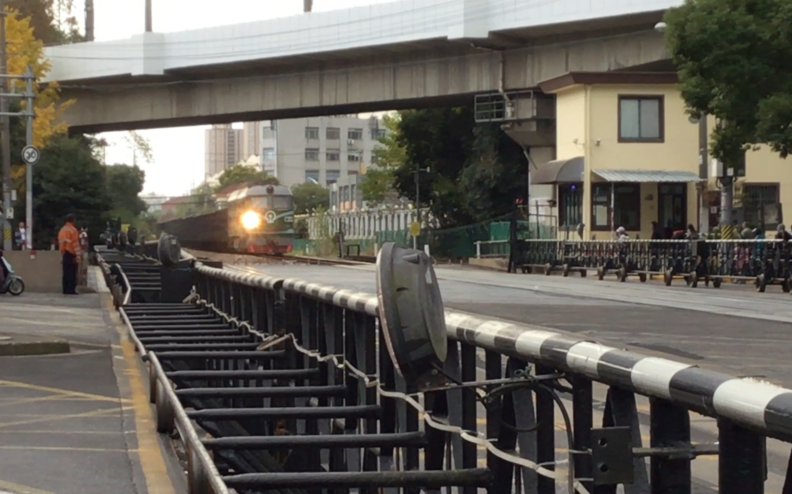 [图]逸仙路道口来车