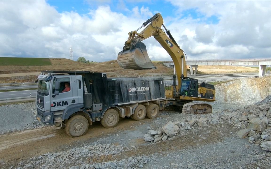 卡特彼勒374d挖掘机装车