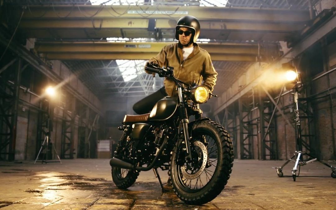 近观mutt轻骑大脚125绿色摩托车