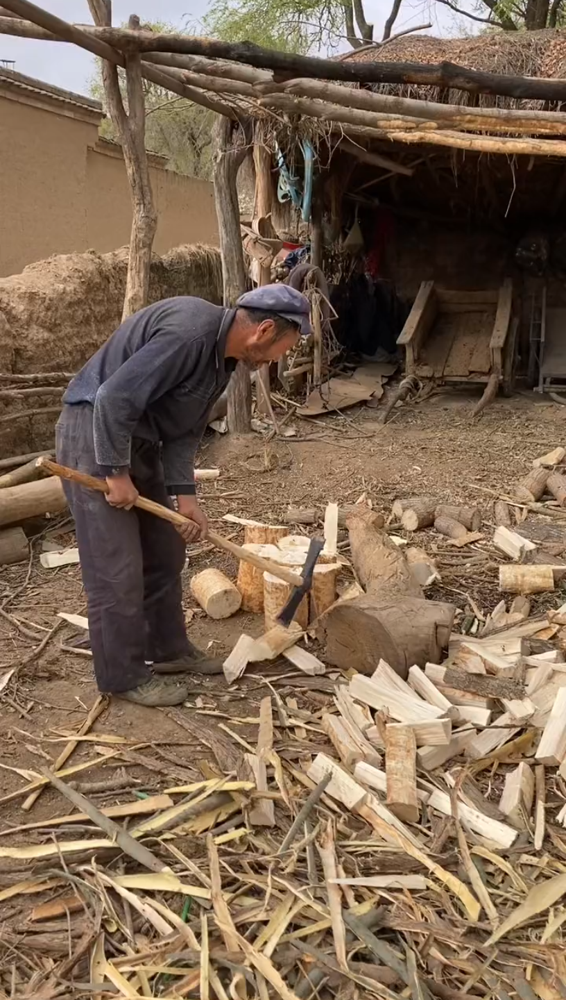 老农民劈柴