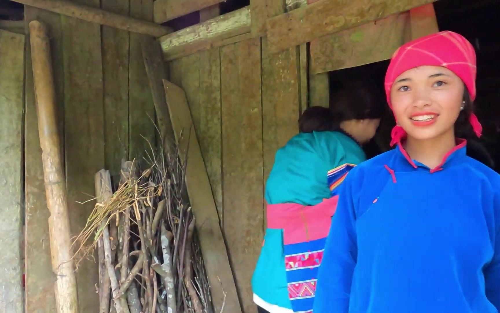 拜访越南深山华裔家庭,谢烟客骑摩托车载小水去小莲家玩,谈笑风生并试