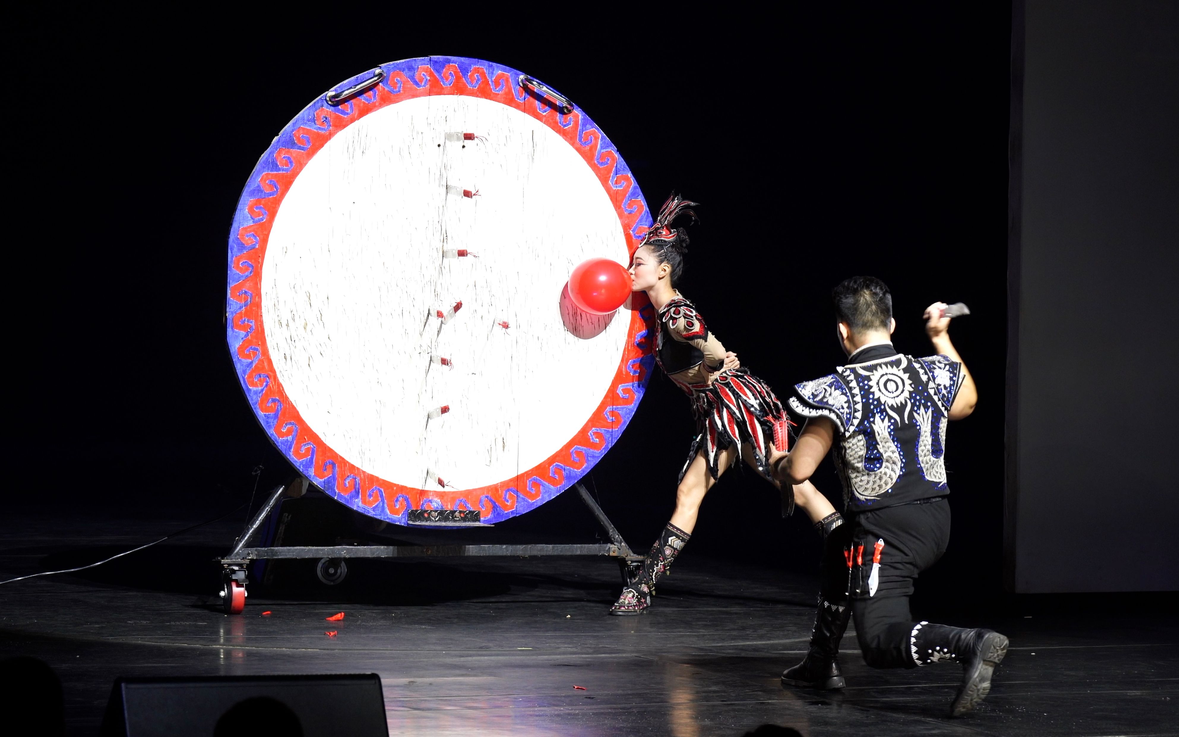 湖南张家界魅力湘西室内演出4k高清版(飞刀)