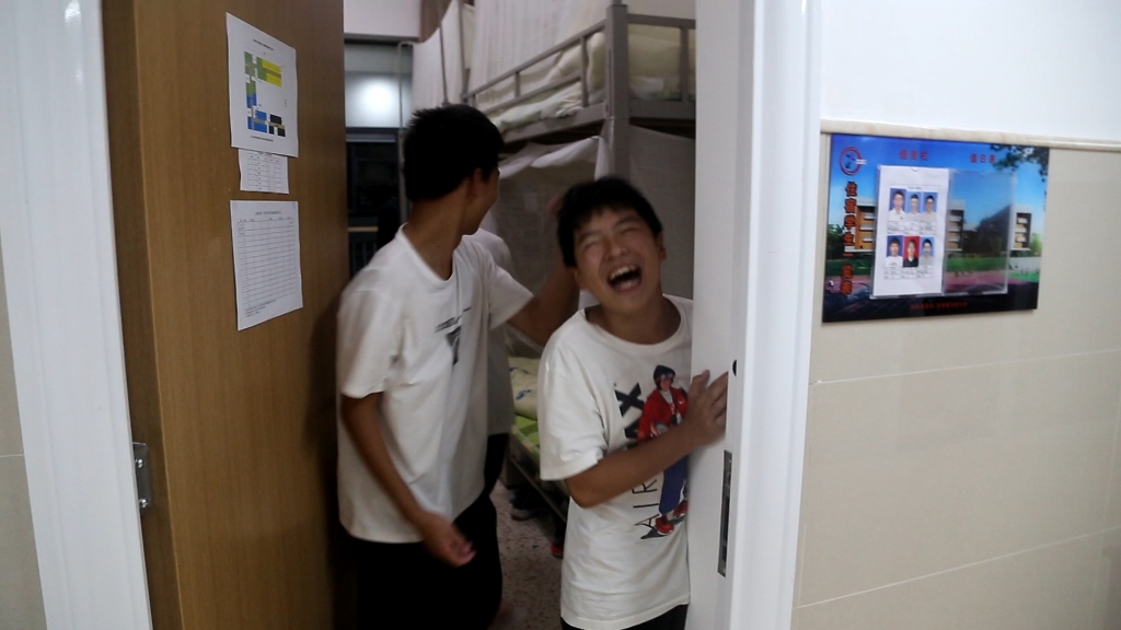 曲靖一中学生在宿舍倾情献唱《水星记》