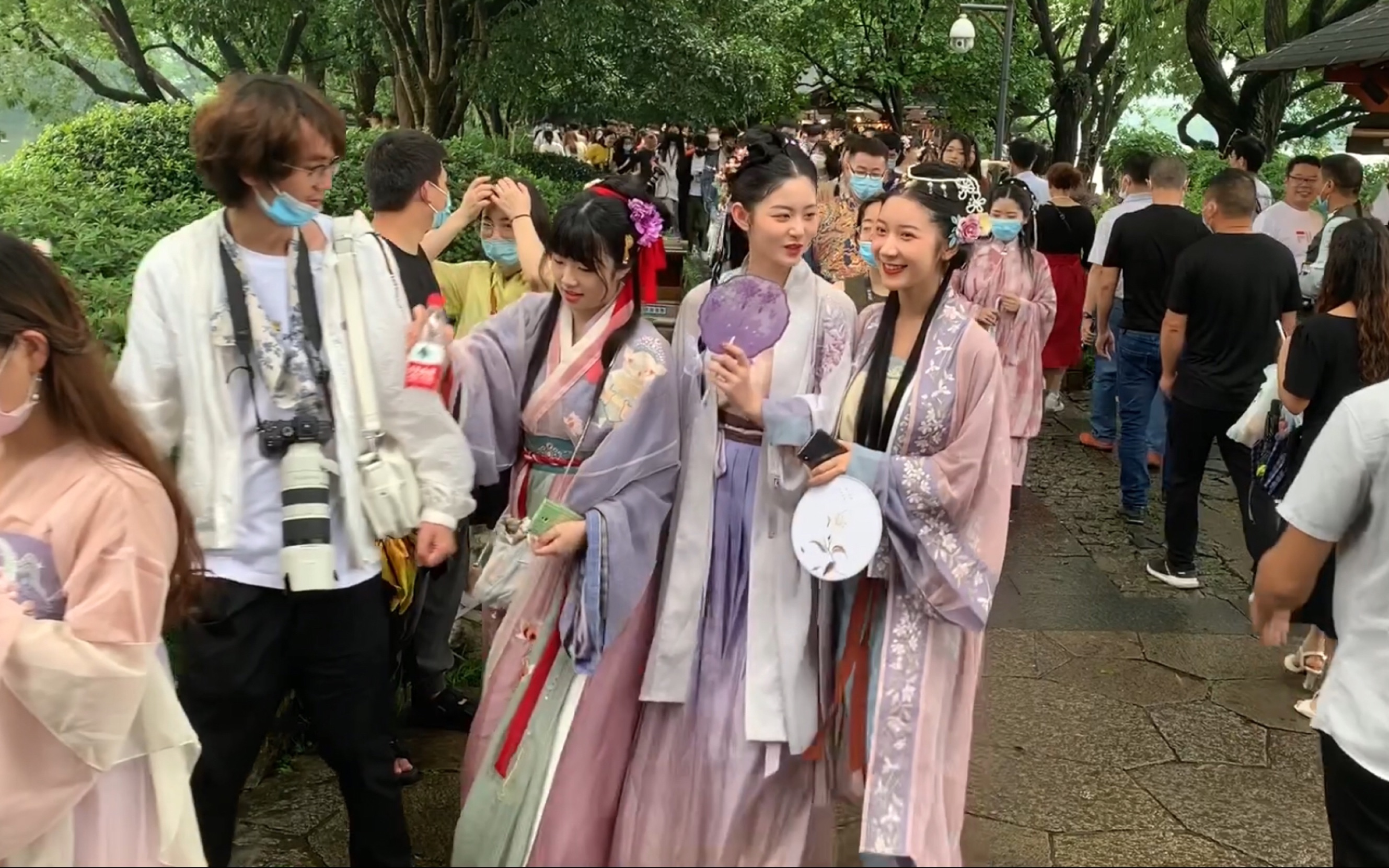 杭州西湖边上汉服美女如云汉服大赏