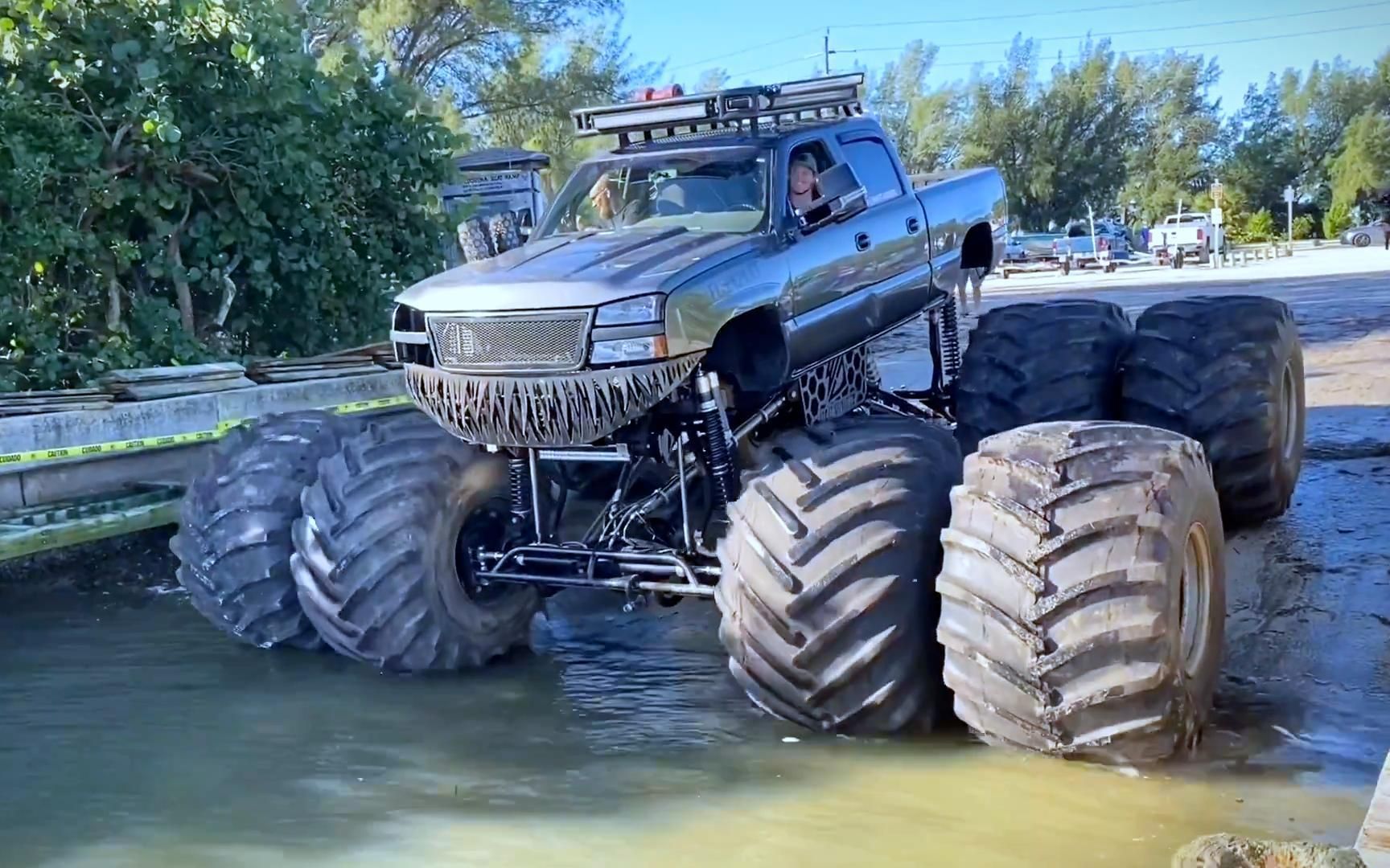 当把一辆皮卡车装上大轮胎开到海里后,会发生哪些意想不到的事情