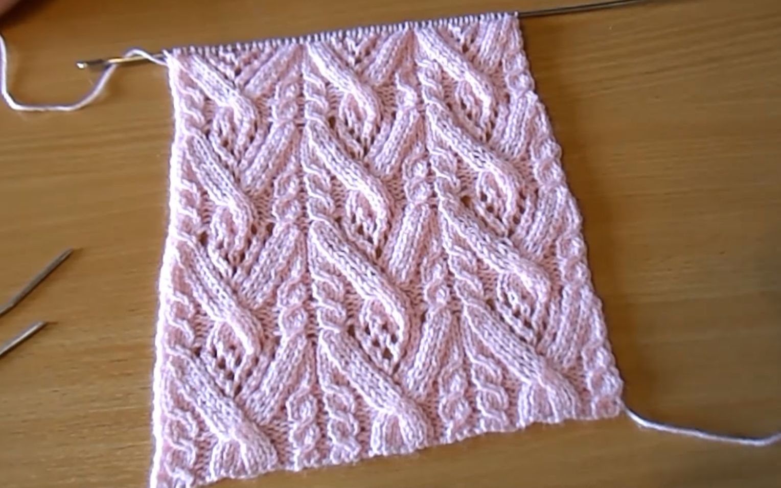 用这款花样织毛衣很漂亮浮雕鱼形花柱编织教程织围巾也很好看