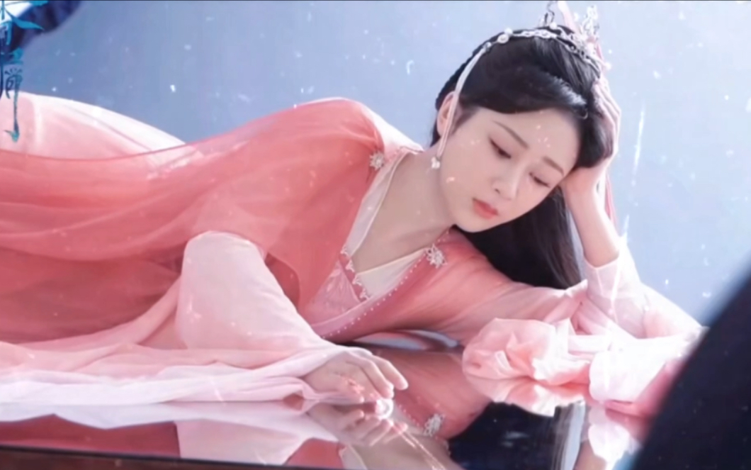 【杨紫】轻罗小扇白兰花,纤腰玉带舞天纱,疑是仙女下凡来,回眸一笑胜