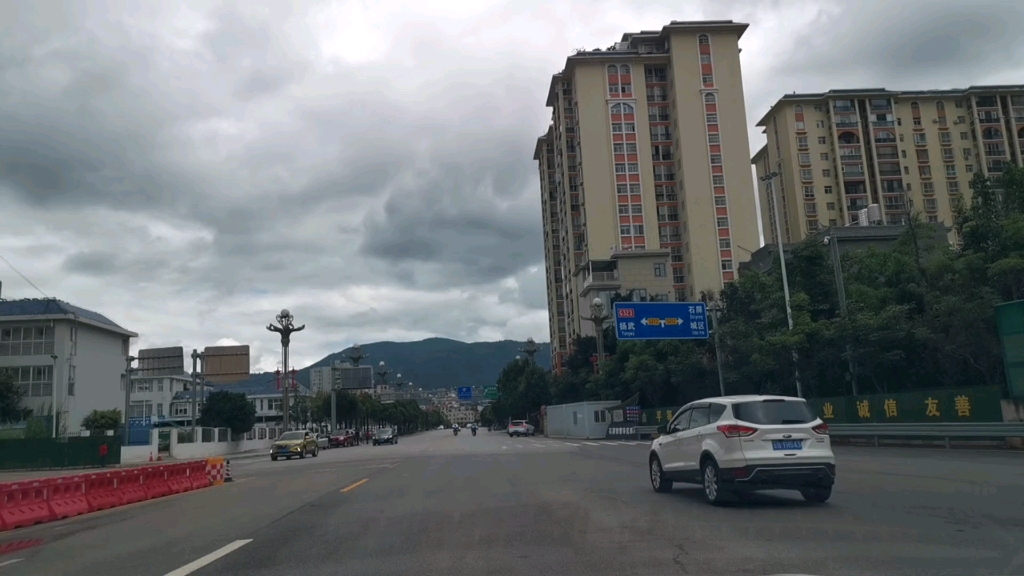石屏收费站汇源路文化街石屏站前方展望