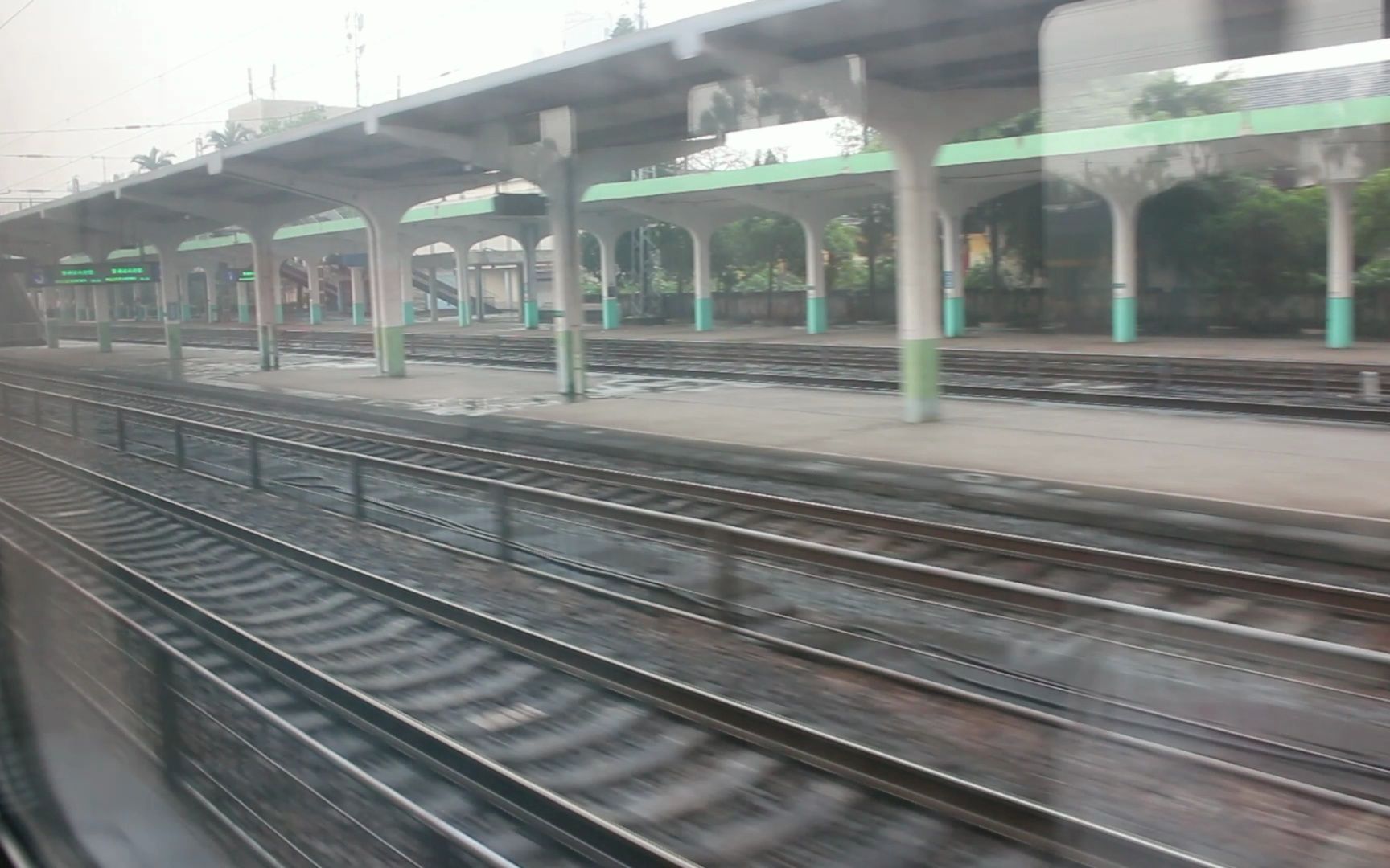 k1137(青岛—南宁)黎塘站进站