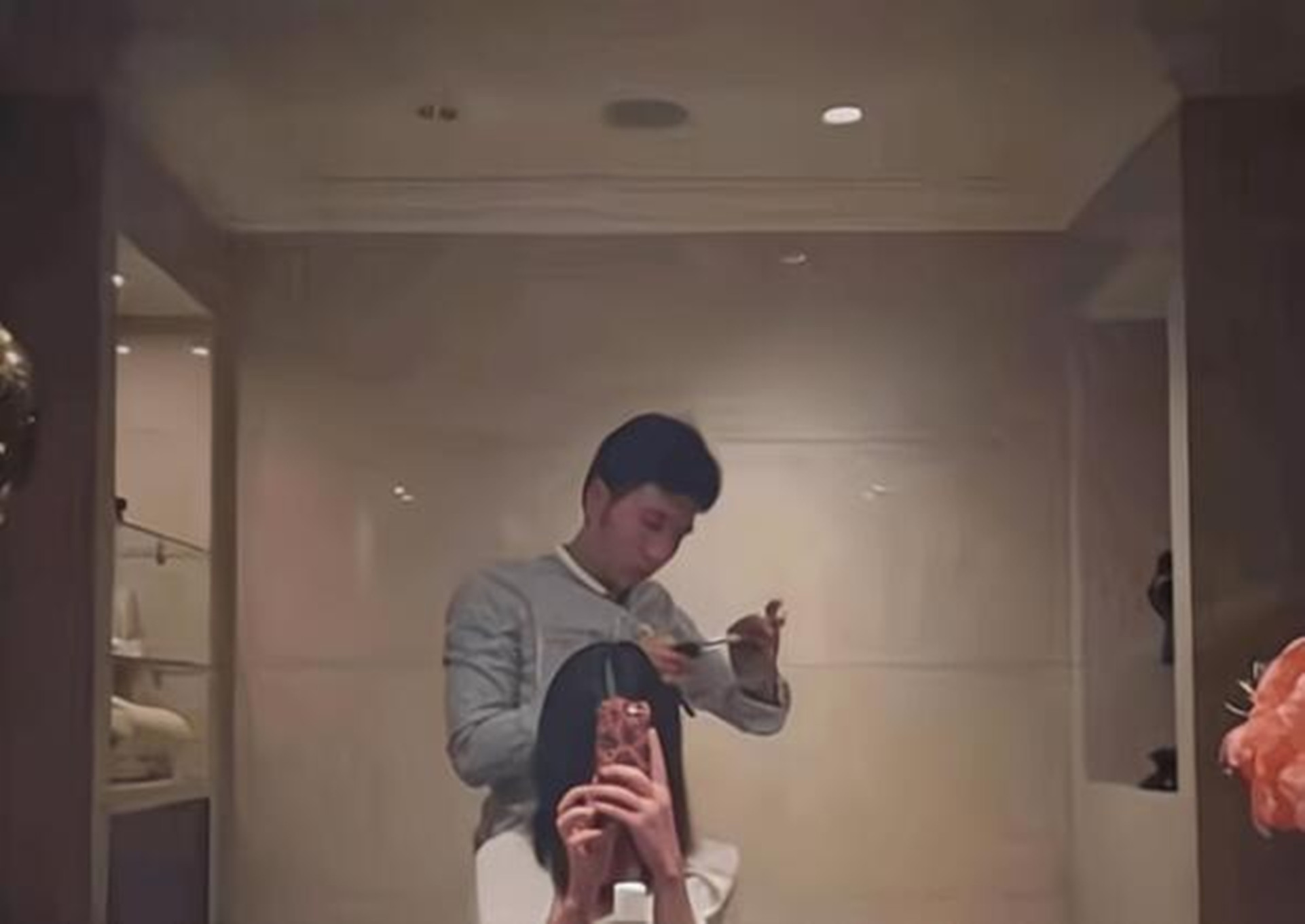 小乐晒出与林生斌合照,证明自己没有移民,林表情惬意心情不错