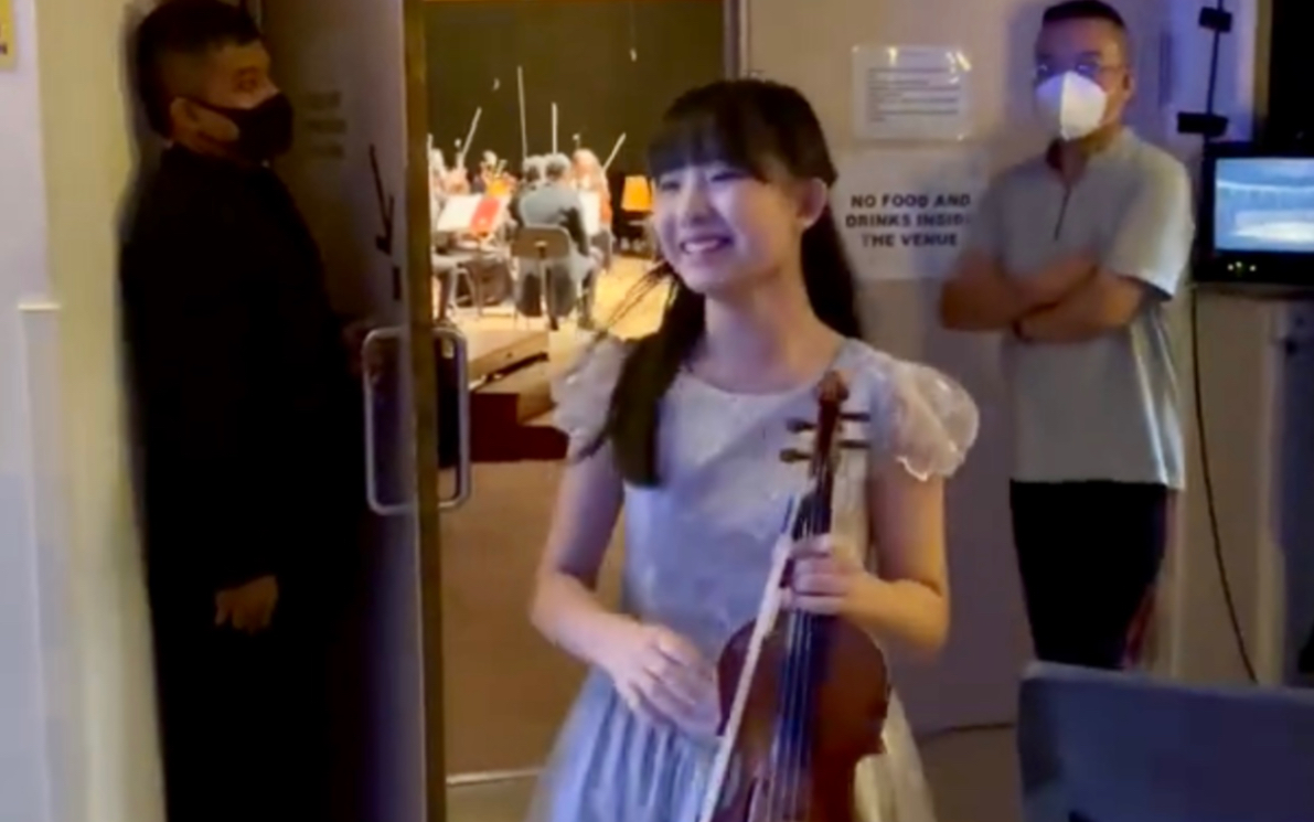 [图]为蔡珂宜的四季演出鼓掌·后台｜Applause for Chloe Chua after her FourSeasons performance!