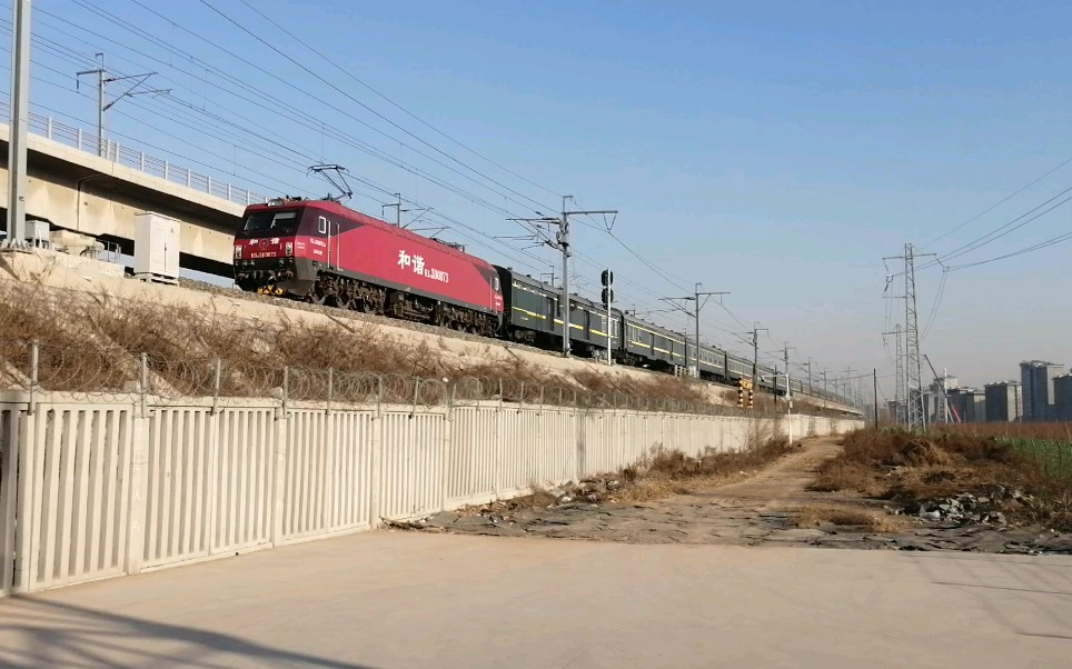 2021年12月4日拍摄于霸徐铁路容城段hxd3d0073牵引t253次列车快速通过