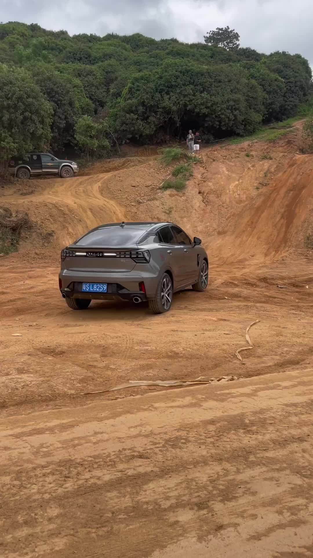 如果不是卡地盘就上去了领克05越野原创视频