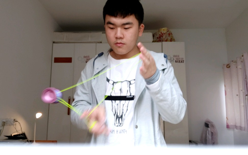 新的一天从玩球开始伴着广播体操七彩阳光玩悠悠球是怎样的感觉