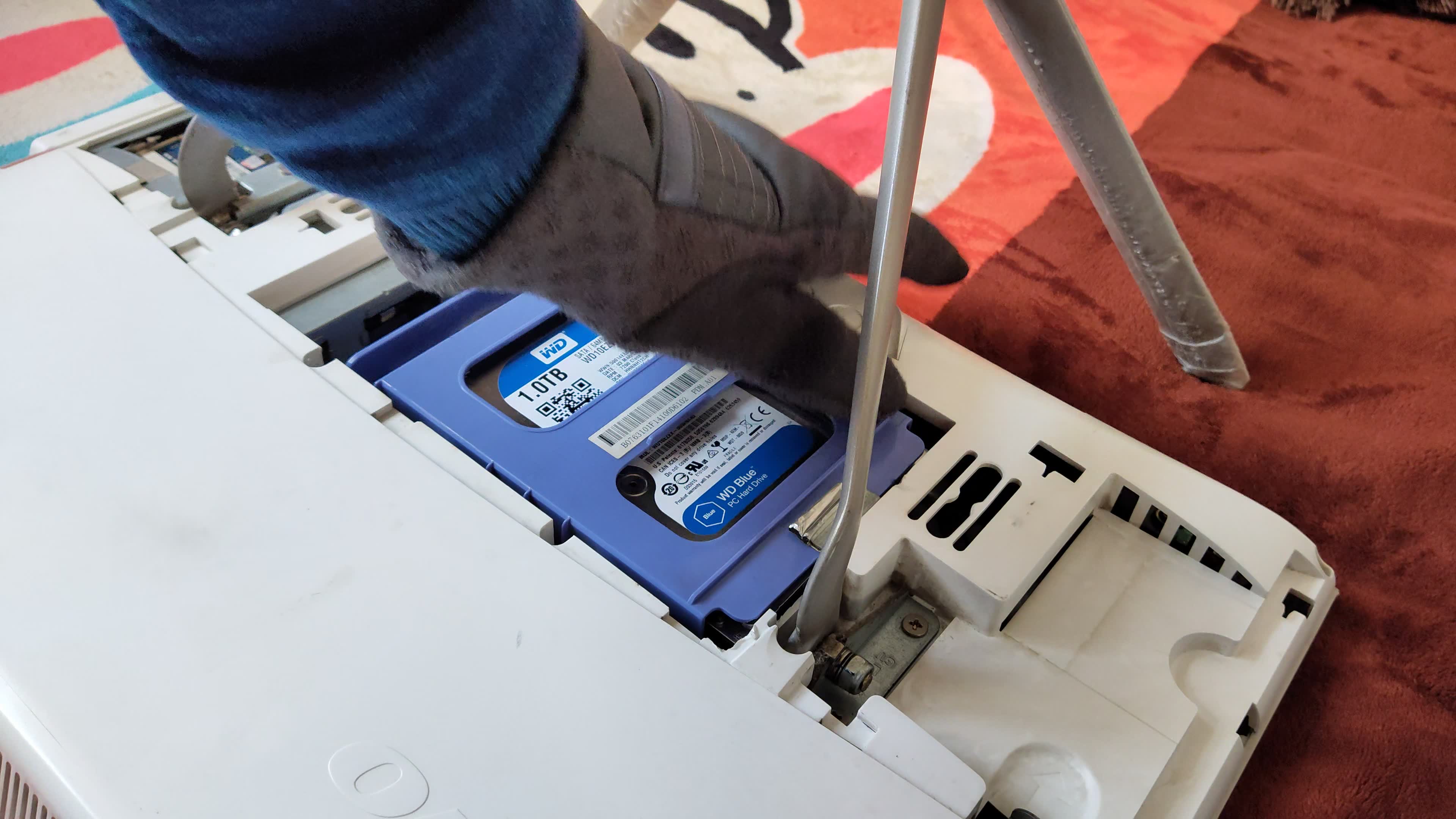 一体机拆硬盘教程.