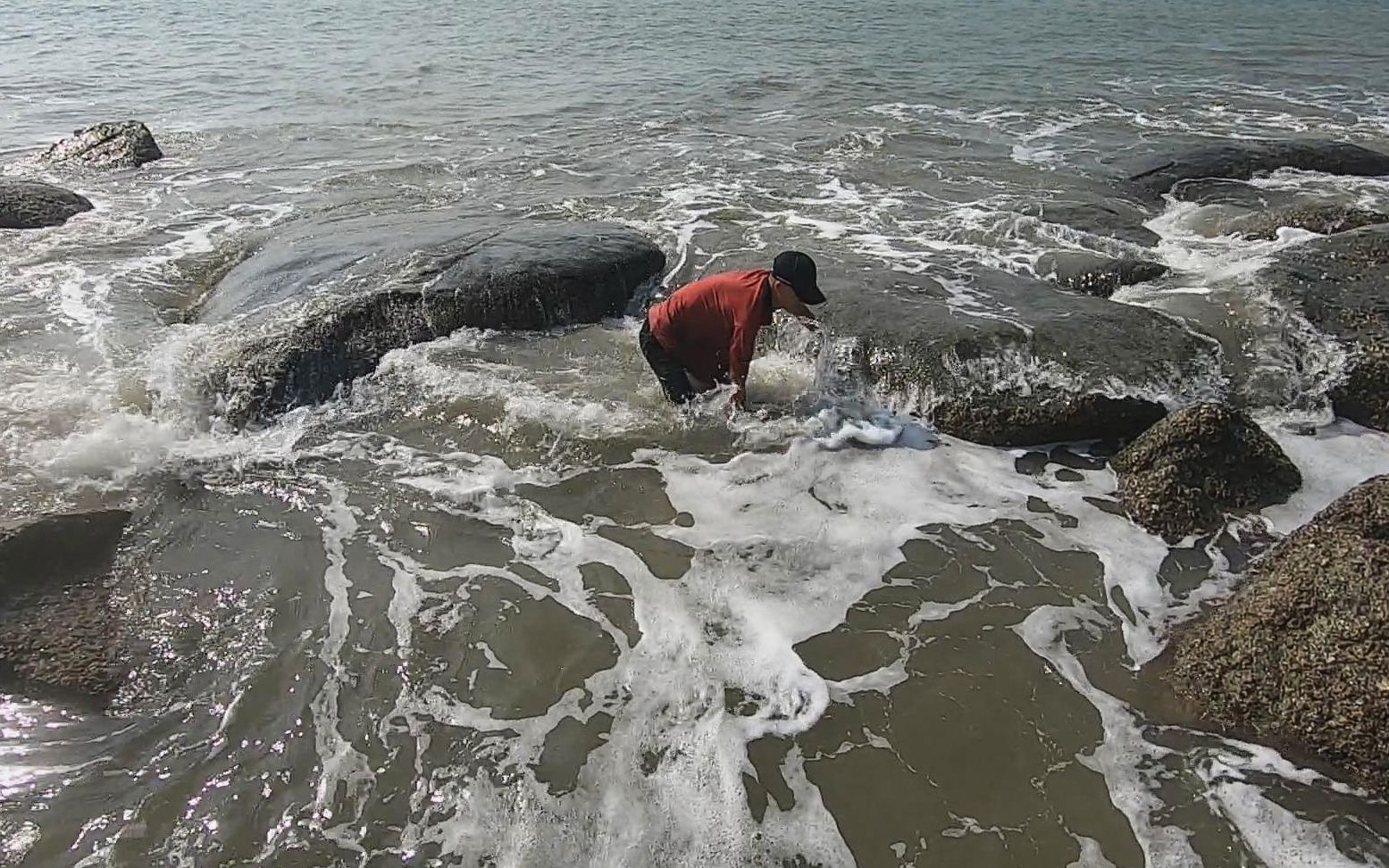 海边大浪滔滔将鱼货拍上岸,小川跳进大浪赶海,竟抓到一条鲨鱼_哔哩
