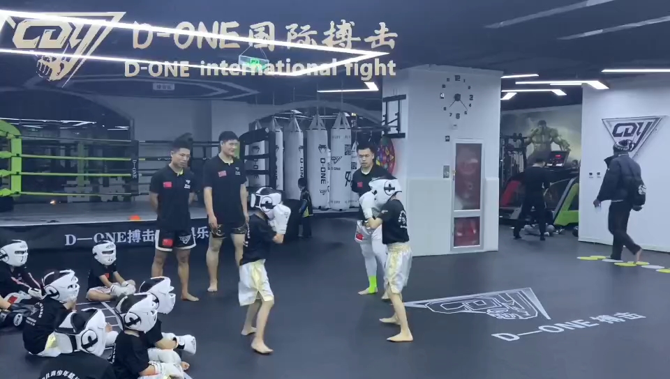 d-one搏击国际俱乐部散打实战练习
