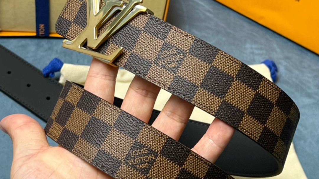 高仿lv驴牌男士腰带系列超越实用功能,为日常造型增添时尚气息.