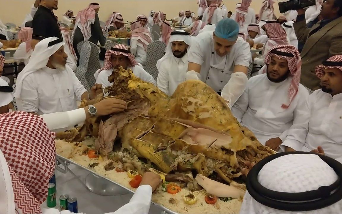 中东土豪们的午餐骆驼宴,出场自带土豪气息