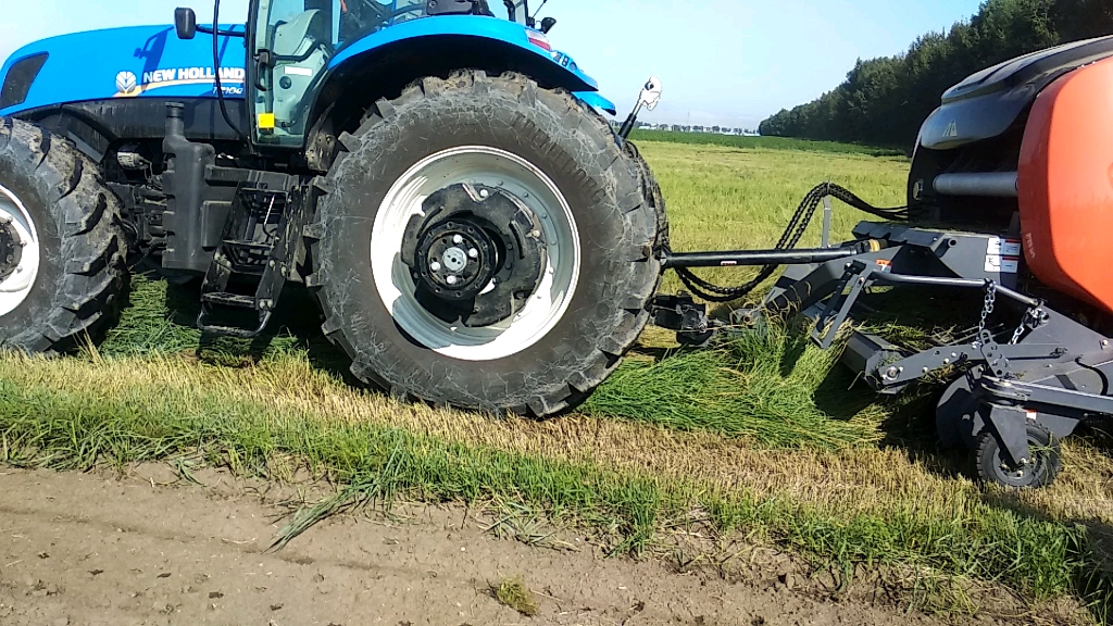 华德牧机9ygj-2.2型圆草捆打捆机现场作业