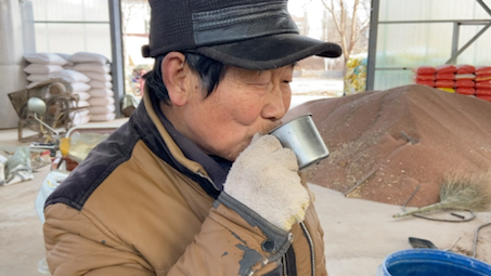 [图]酒厂开始烧酒了，老师傅品尝一口，“比茅台还要好喝，要100斤”