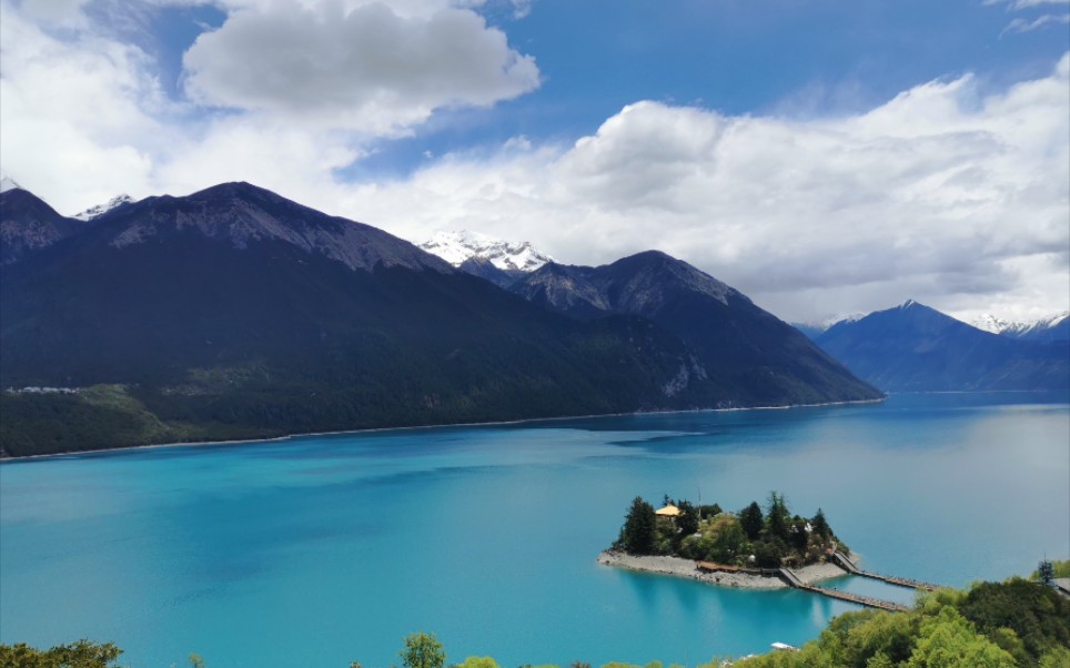巴松措风景区达切拉观景台俯瞰与游船观景