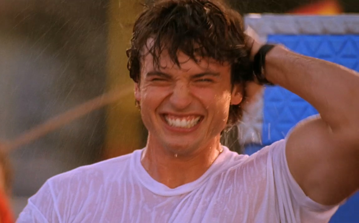 搬运:《超人前传》片段 汤姆威灵还是被扔水里了