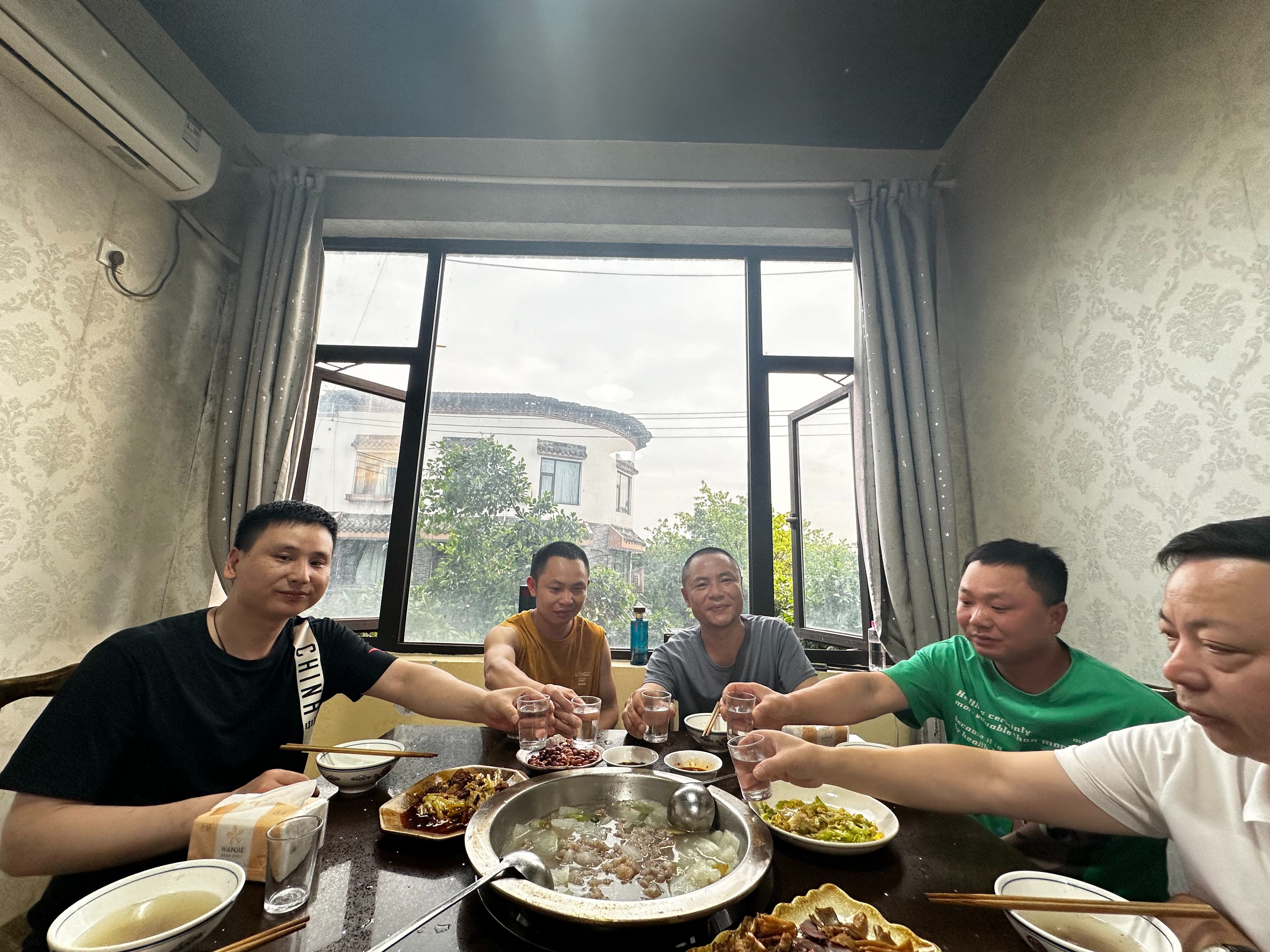酒意浓浓兄弟情更浓,老表带四六兄弟吃滑肉汤,晶莹剔透口感爽滑