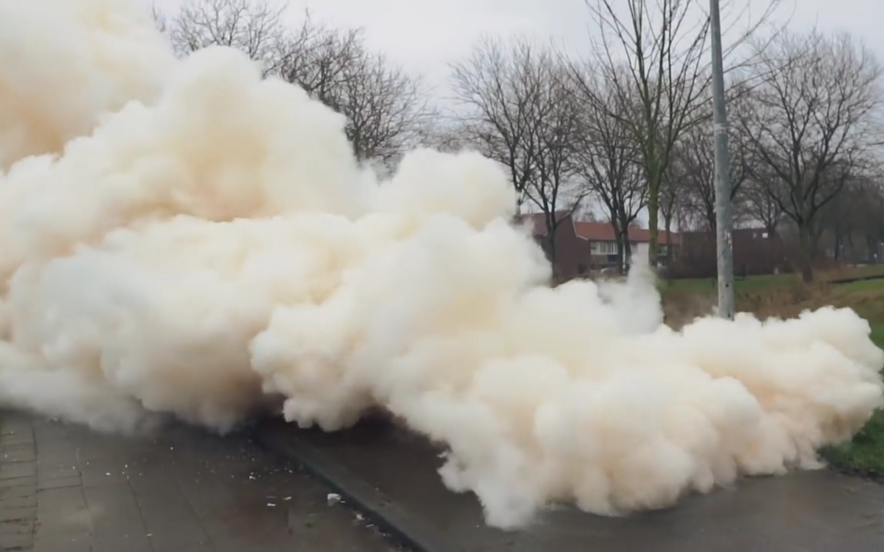 世界纪录!外国牛人点燃自制100kg发烟弹!