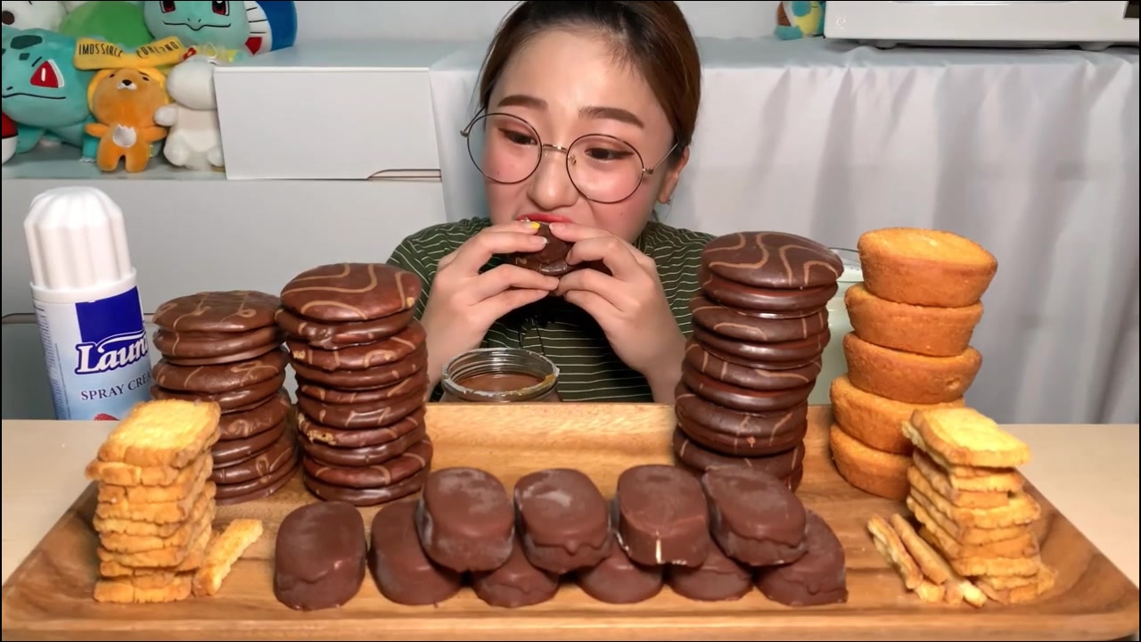 吃播剪说话面包小姐姐吃巧克力派蛋黄派冰激凌