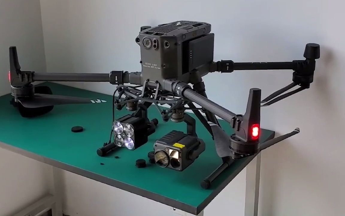 大疆经纬m300rtk无人机喊话器探照灯演示
