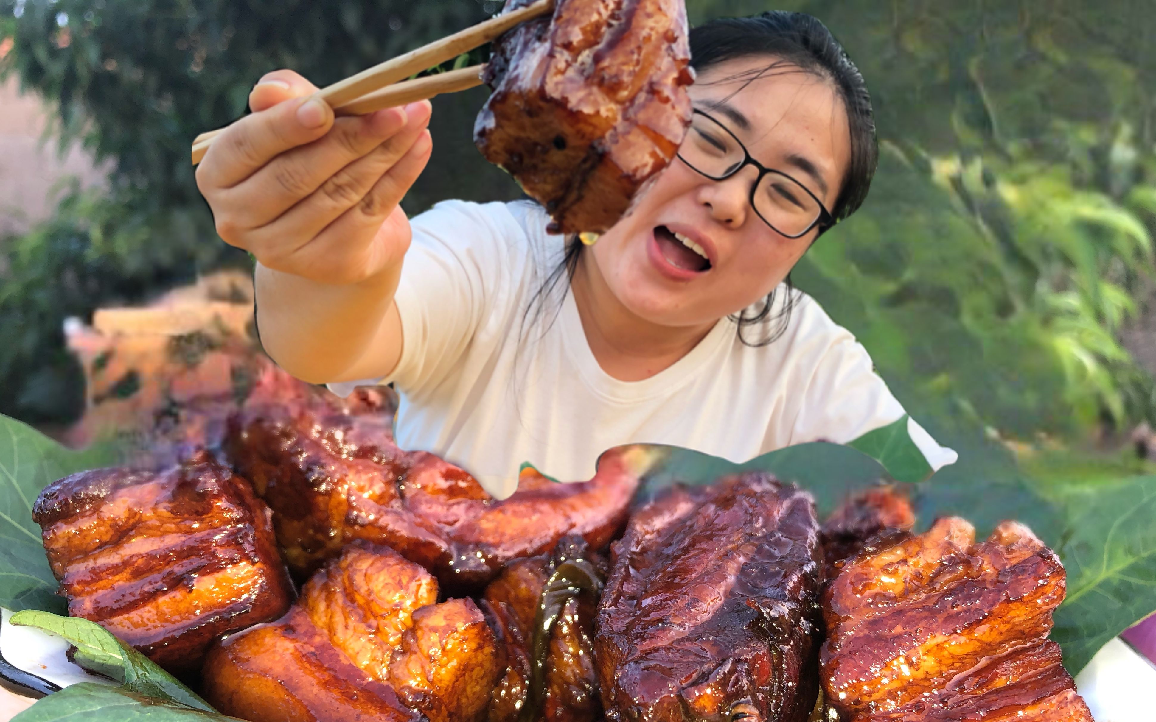 胖女人大口吃肉大口喝酒,这红烧肉做得比脸都大,果然越胖越会吃