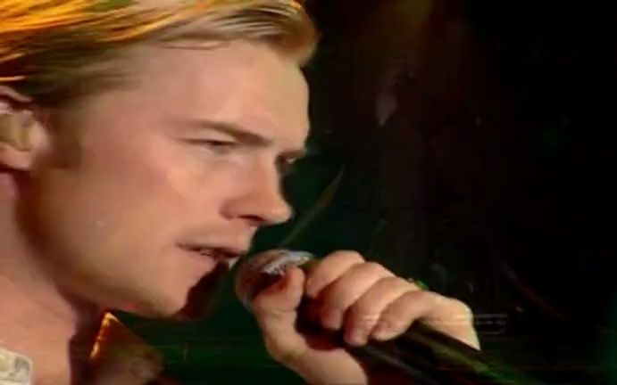 [图]【Ronan Keating】She Moves Through The Fair （Live）