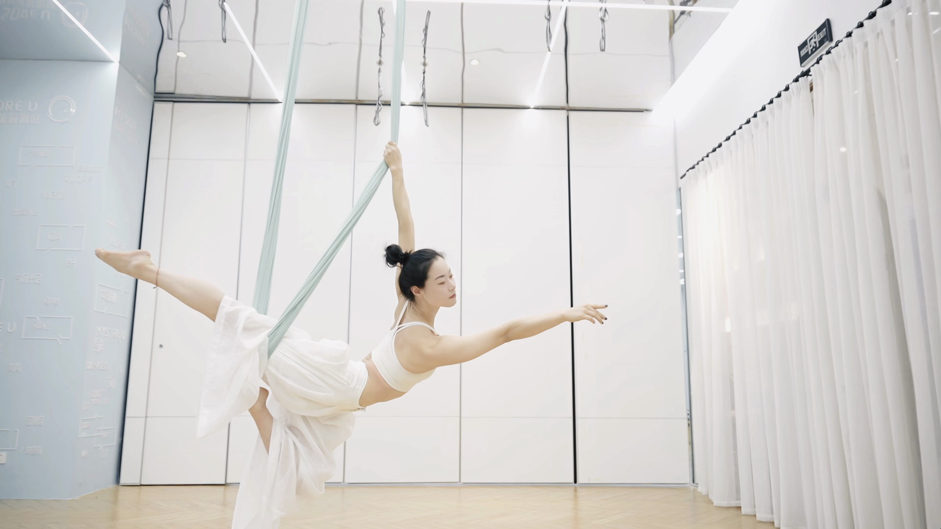 瑜伽吊绳空中瑜伽空中舞蹈