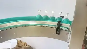 小型果酒灌装生产线现场实拍全自动果汁饮料灌装设备