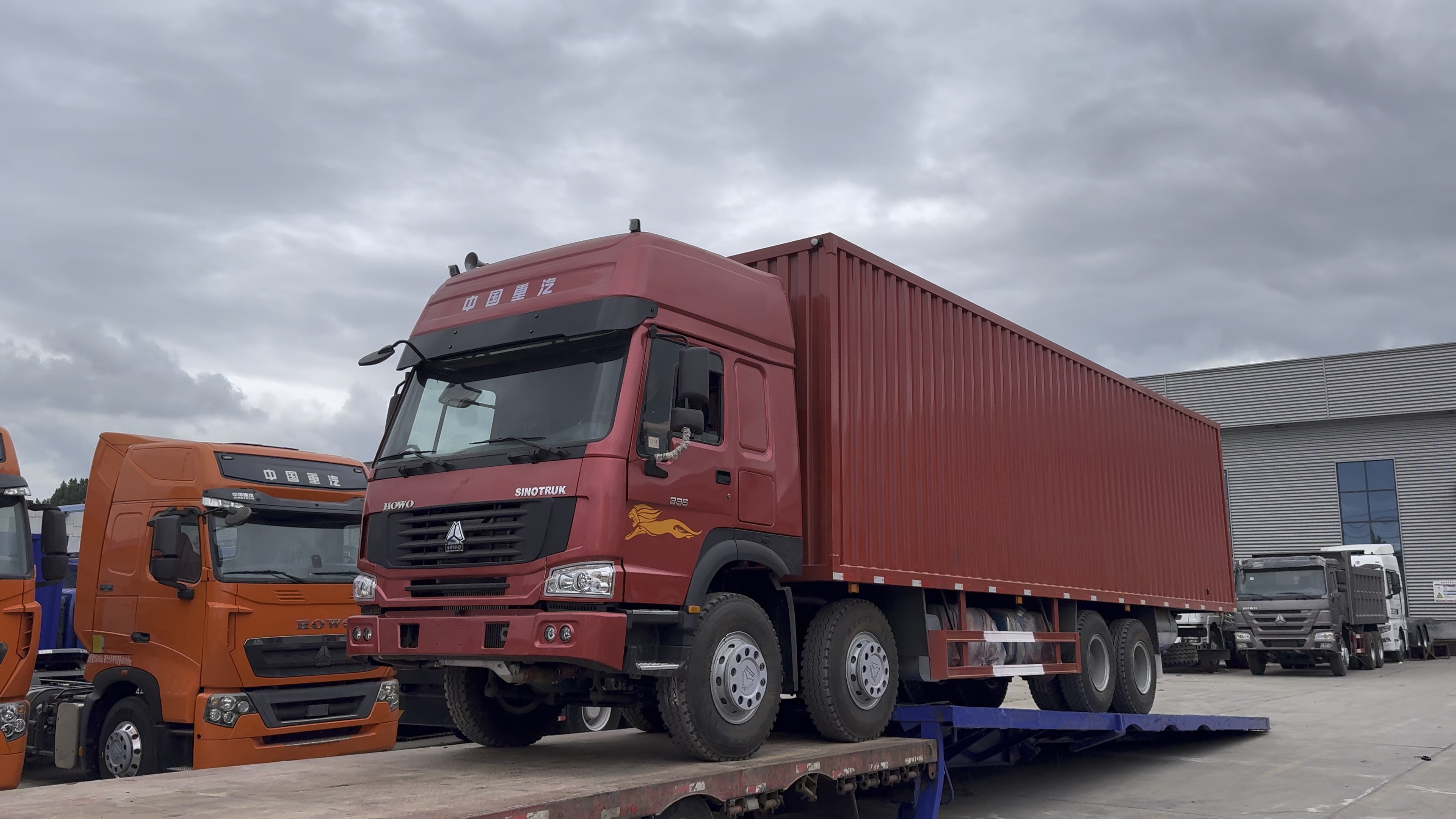 发车一台出口版豪沃8×4集装箱式载货车,国二大泵336马力,整车采用12