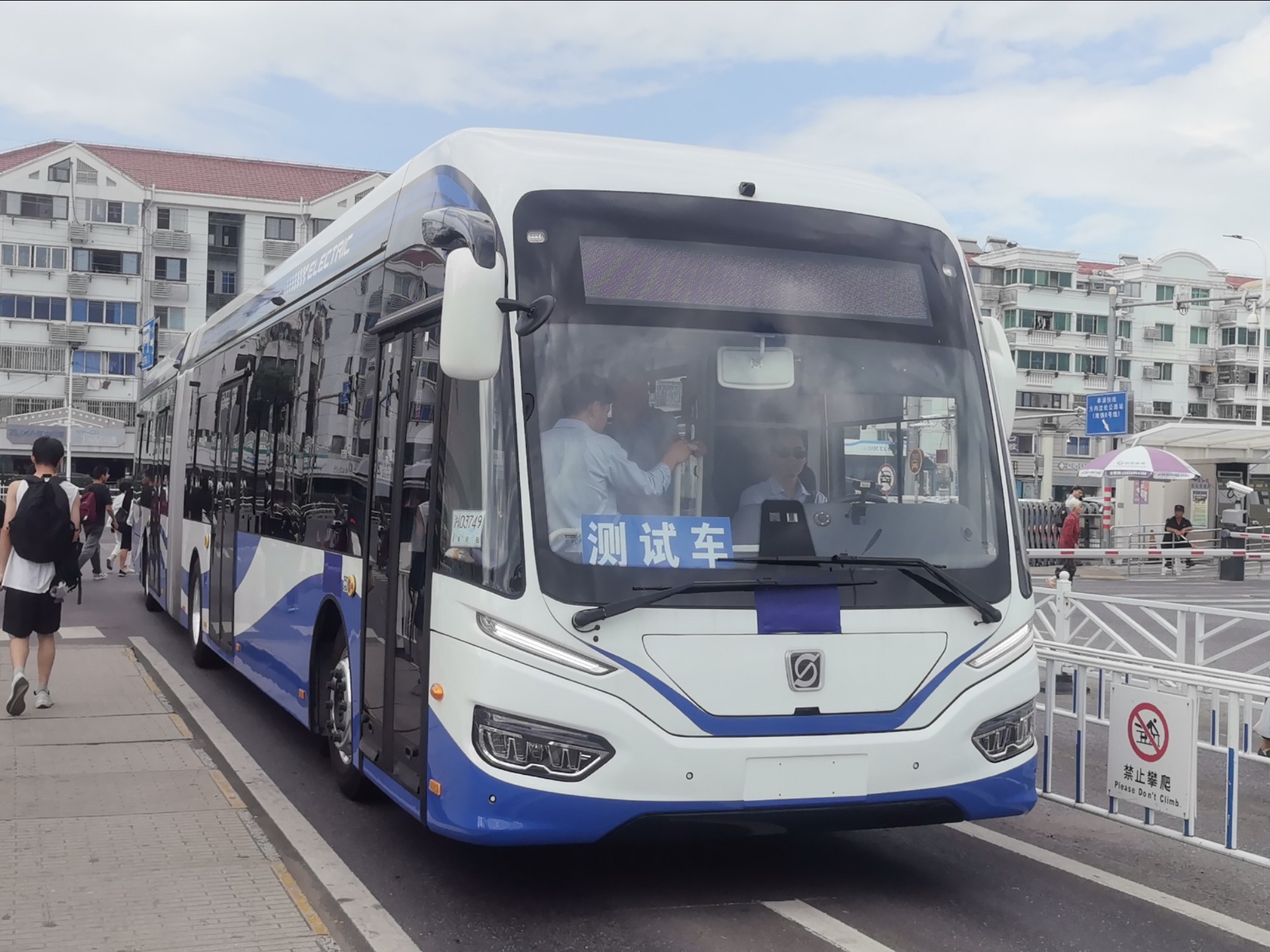 申沃客车iev18进南桥汽车站