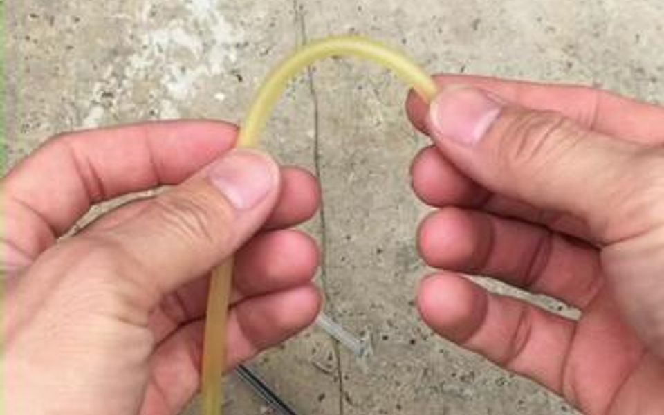 气门芯胶管 圆珠笔笔芯制作水枪,80后应该玩过吧