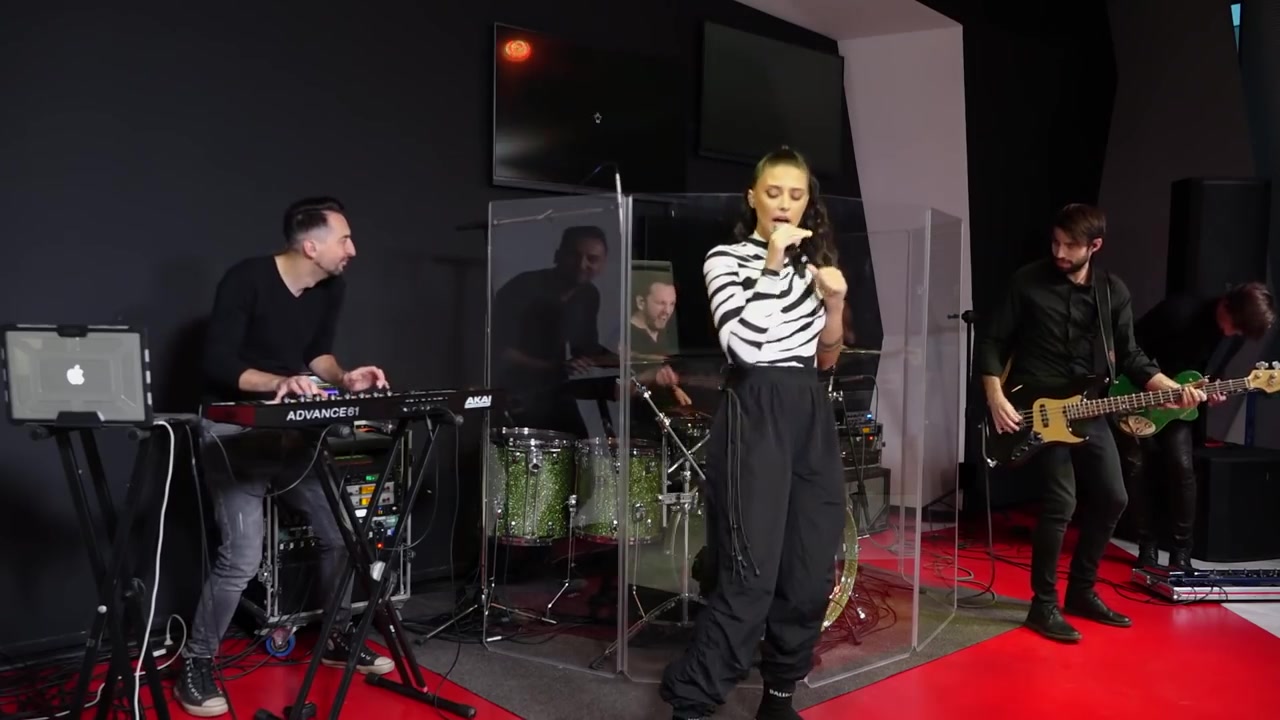 [图]【Antonia】 - Matame (LIVE @ Virgin Radio Romania)