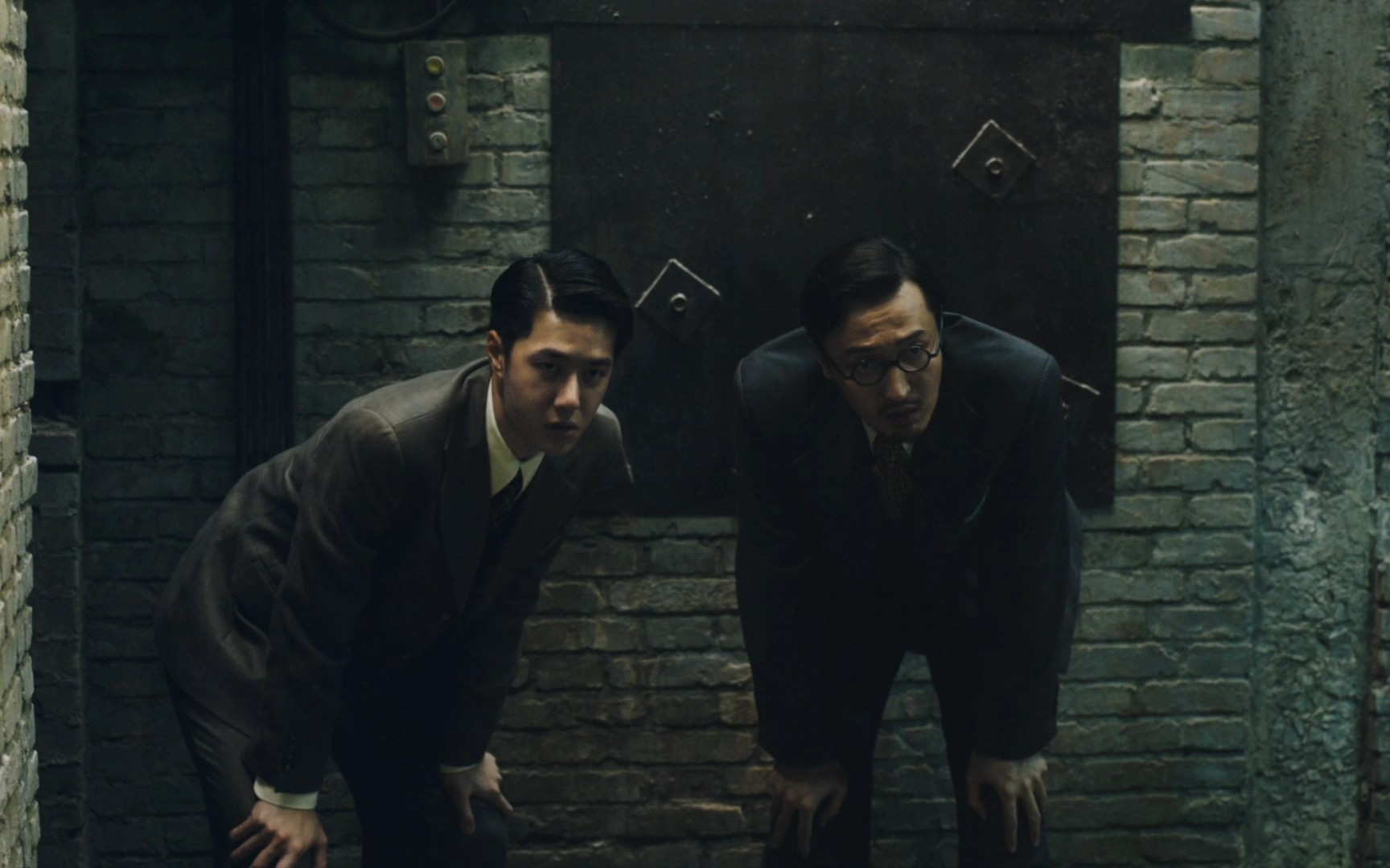 《无名》王一博 王传君片场逗狗,跳舞花絮,俩个憨憨,逗狗反被吓到了!