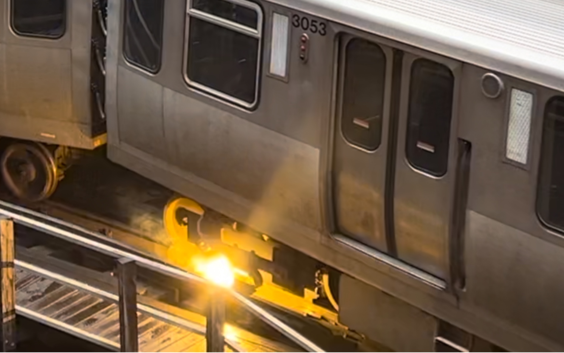 芝加哥地铁橘线车轮和轨道擦出火花