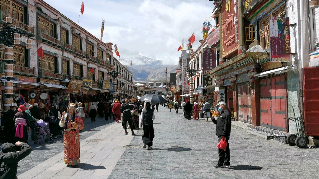 [图]拉萨八廓街雪山街景