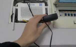 Télécharger la video: 老旧小区弱电箱没电源、光纤没入户，该怎么安装宽带