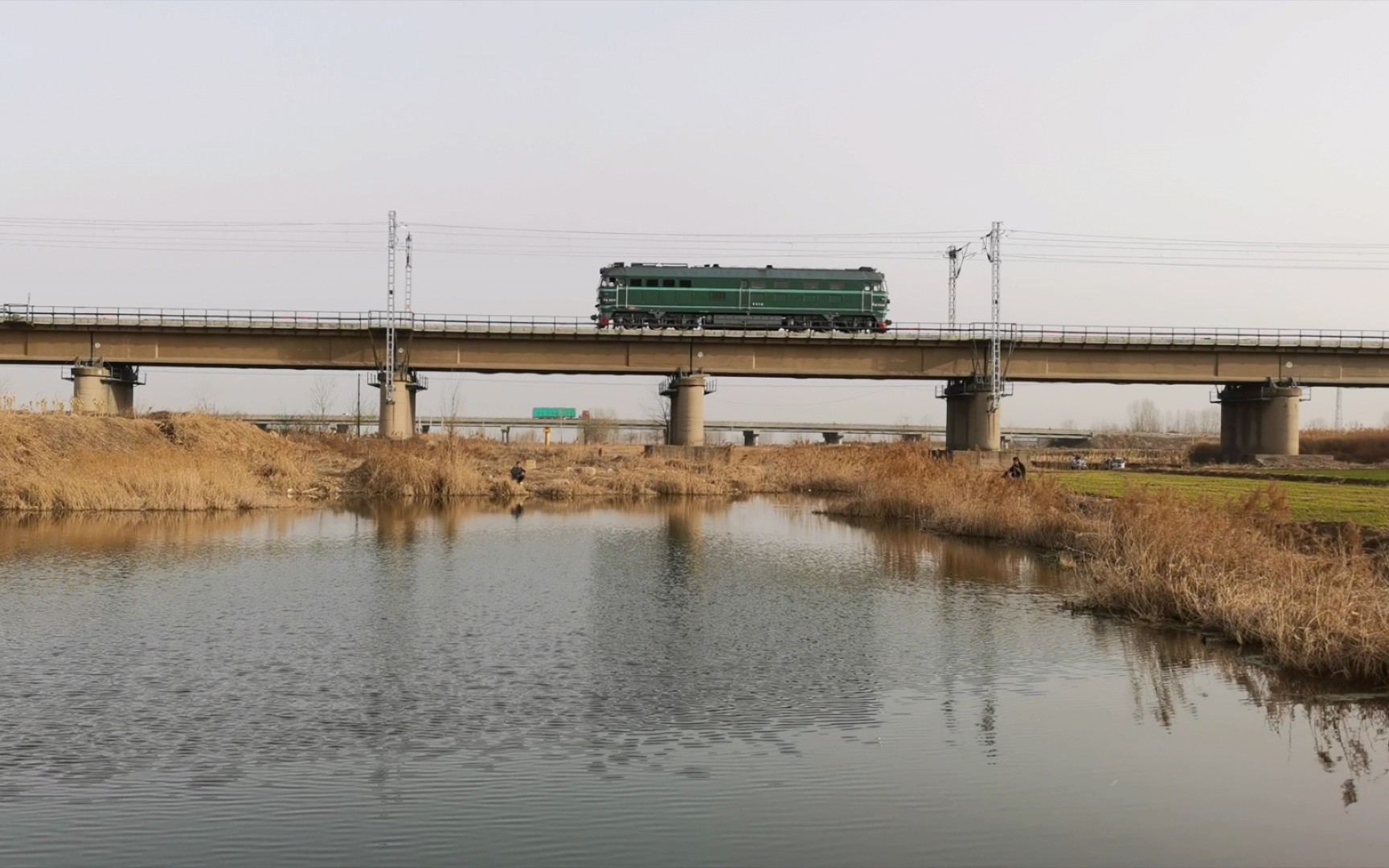 【京广铁路】曲逆河上的火车,k7751挂一节红色硬座25g