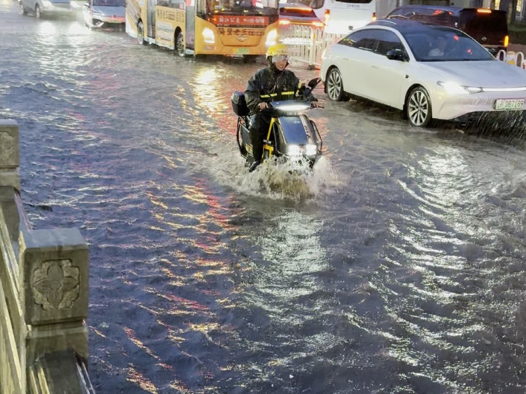 丽江市福慧路下大暴雨 水泡街2024.7 (1)