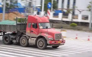 Скачать видео: 少见又经典的长头挂车，柳汽龙卡！6x2