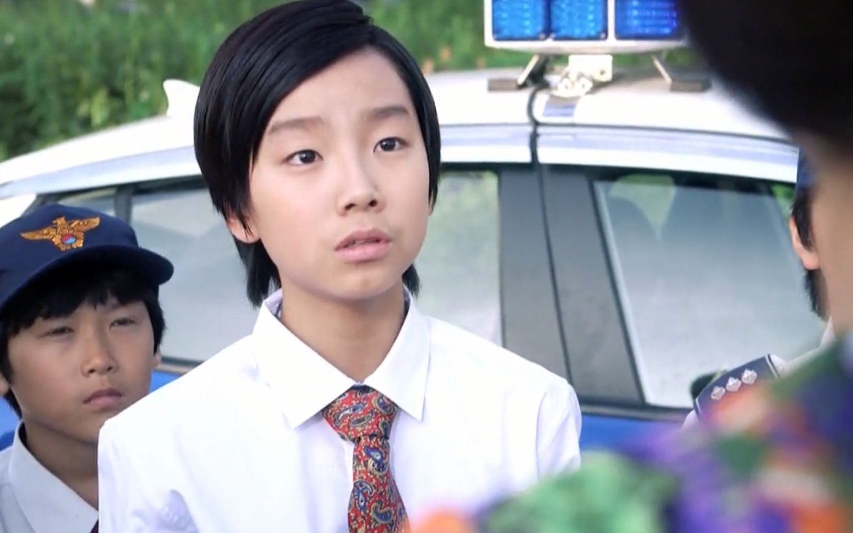 一个只有孩子的世界,他们穿西装打领带,从没见过大人的模样_哔哩哔哩